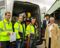Geschäftsführer Dr. Ralf Merkl (2.v. r.) und Anja Binder (r.) begrüßen zusammen mit (v.l.) Ausbilder Henry Thrasher und dem Meister des Bereichs MSR Christoph Seufert den ehemaligen Auszubildenden Max Grau im MSR-Team.